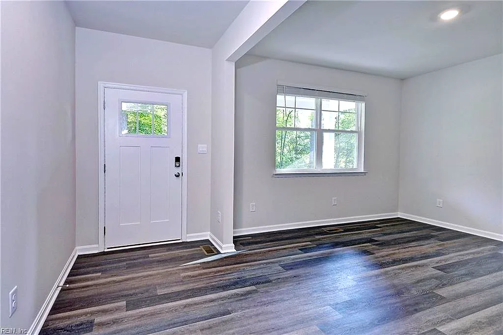 7785 Patriots Way E, Gloucester — photo
