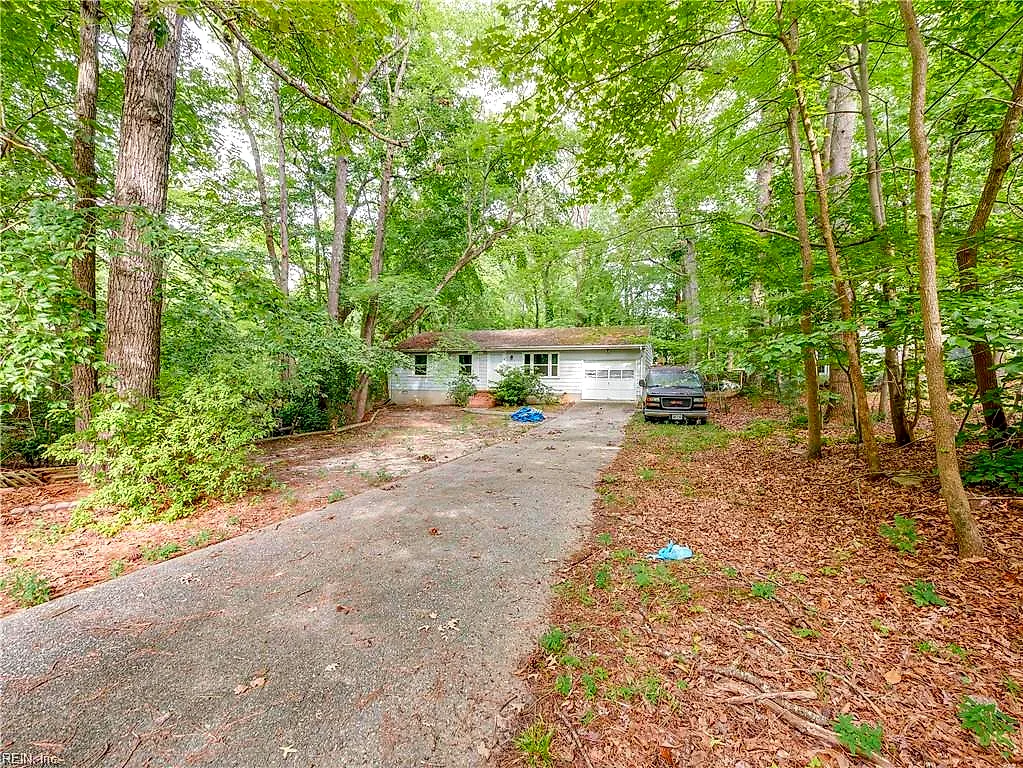 604 E Woodland Dr, Yorktown — photo