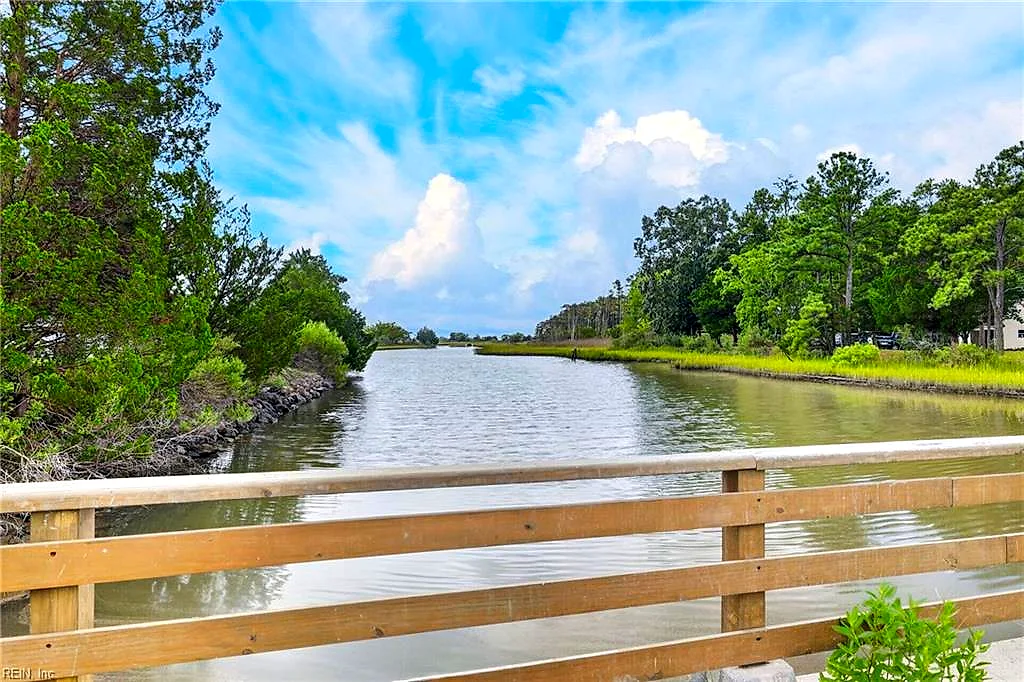 1008 Beach RD, HAMPTON VA 23664