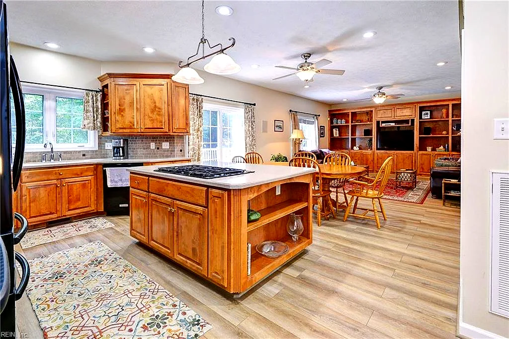 102 Bluffs Cir, Williamsburg — photo