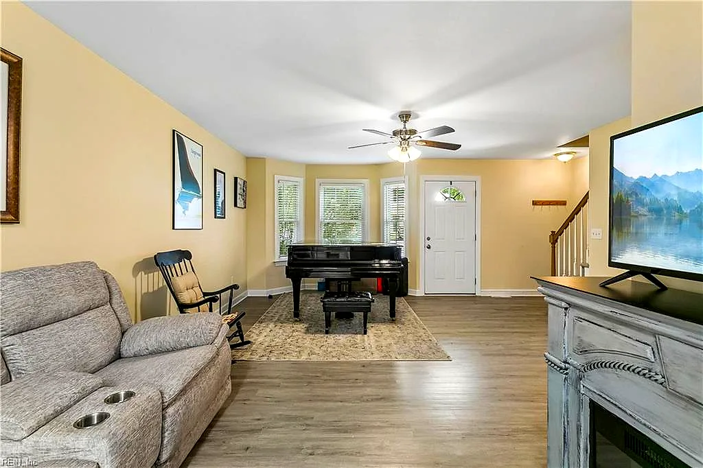 6418 Village Woods Ct, Gloucester — photo