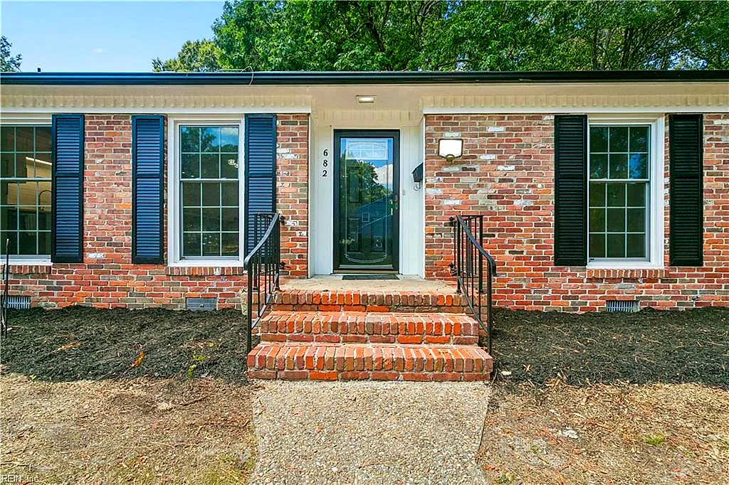 682 Village Green Pw, Newport News — photo