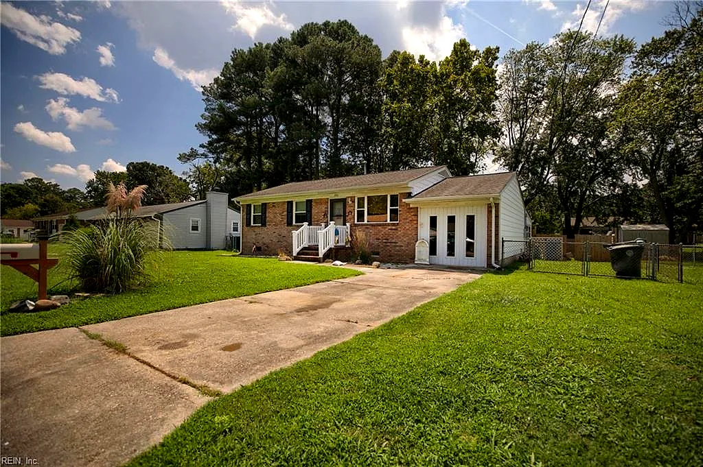 220 Larissa DR, NEWPORT NEWS VA 23601