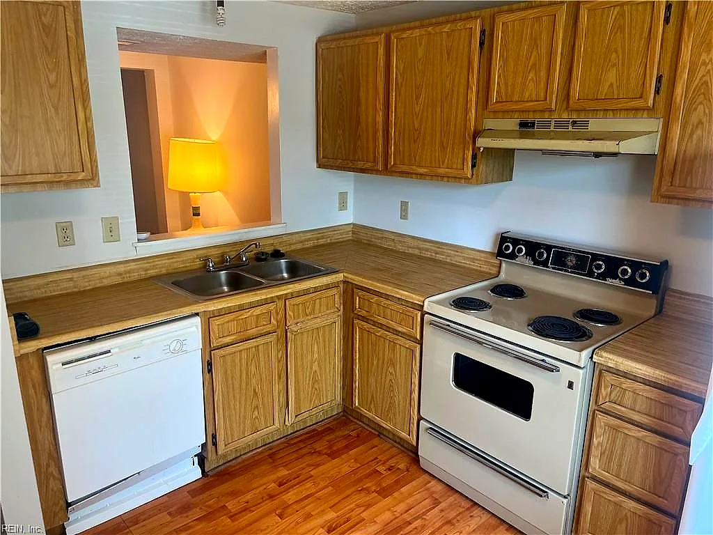 1318 Peabody Dr, Hampton — photo