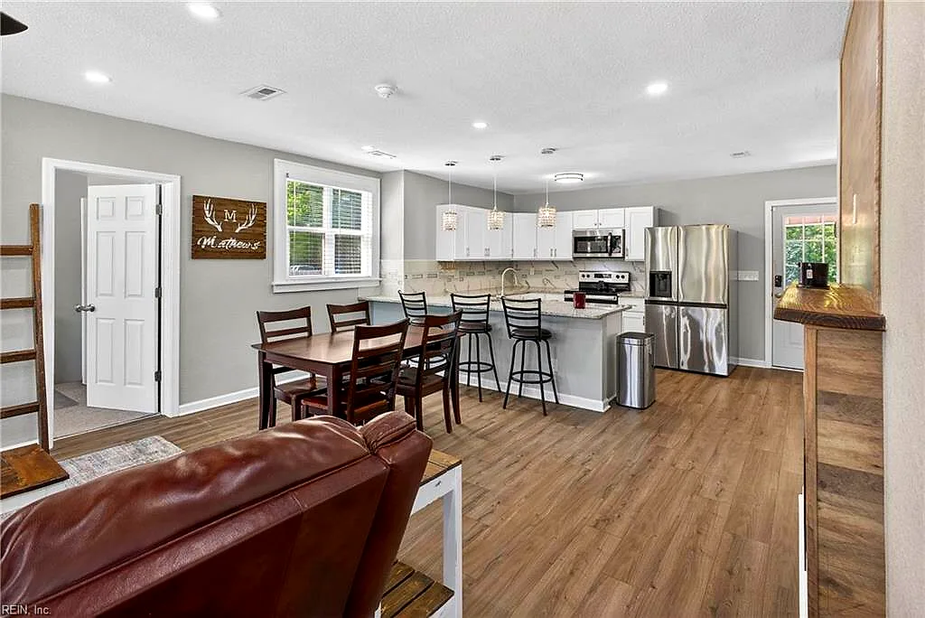 526 Brook Ave, Suffolk — photo