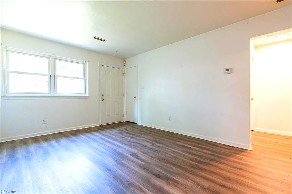 6351 Wellington St, Norfolk — photo