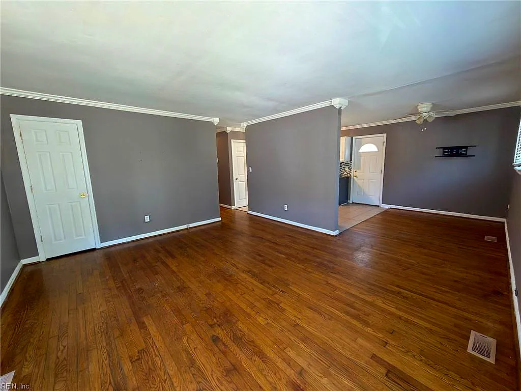 216 Kelly Ave W, Hampton — photo