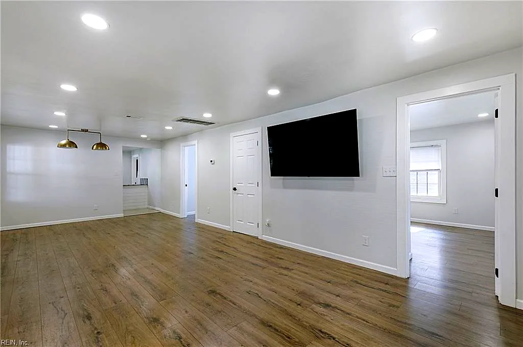 222 Columbus Ave, Suffolk — photo