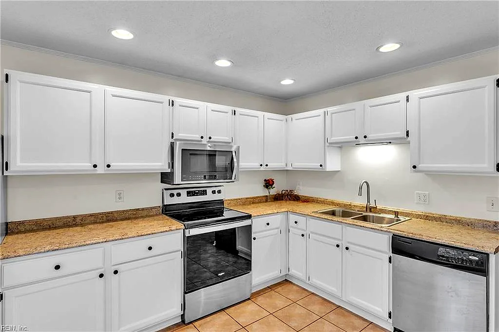 4281 Smokey Lake Dr, Virginia Beach — photo