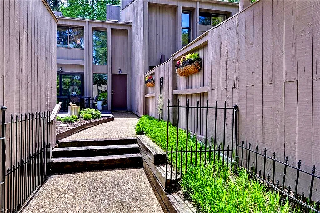 102 Harrops Gln, Williamsburg — photo