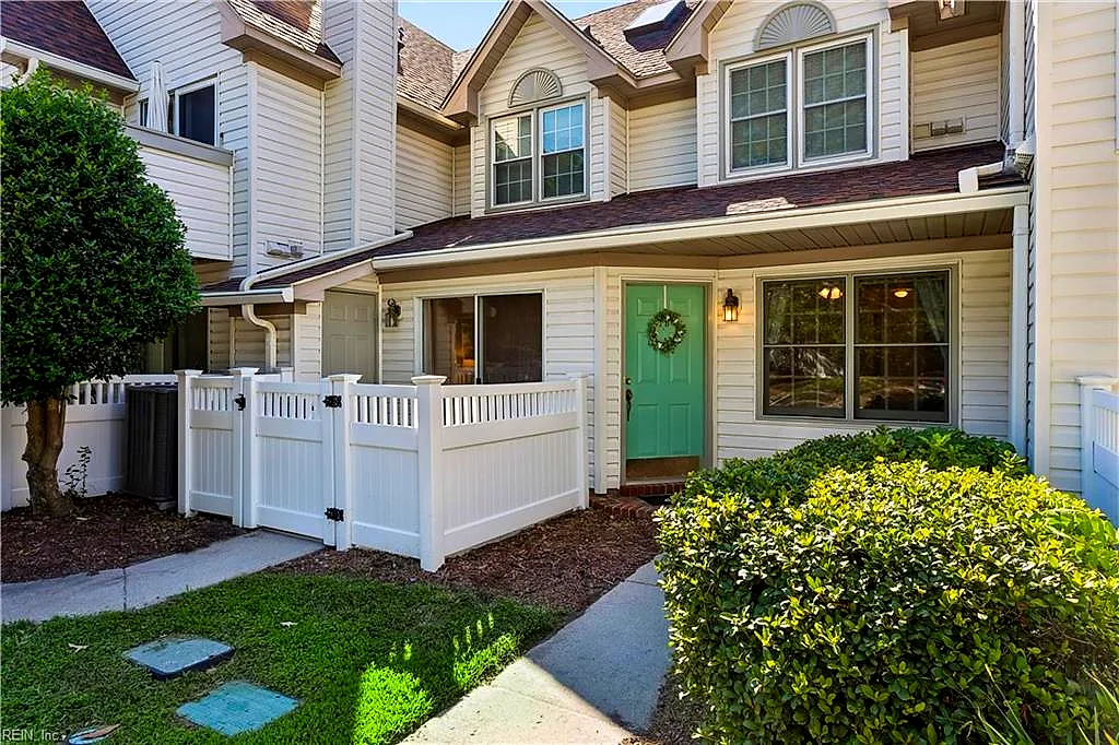1 Tamarisk QUAY #B, HAMPTON VA 23666