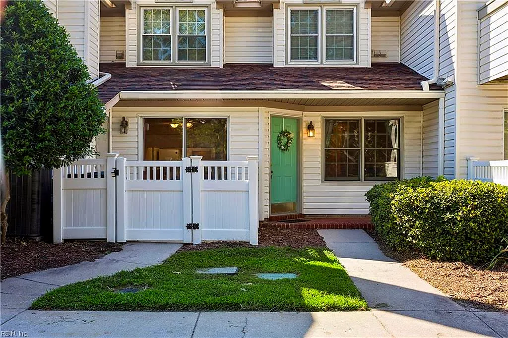 1 Tamarisk Quay #B, Hampton — photo