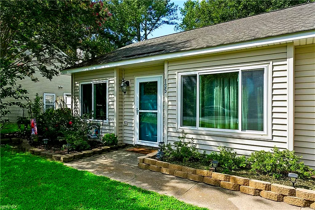 135 Springdale Way, Hampton — photo