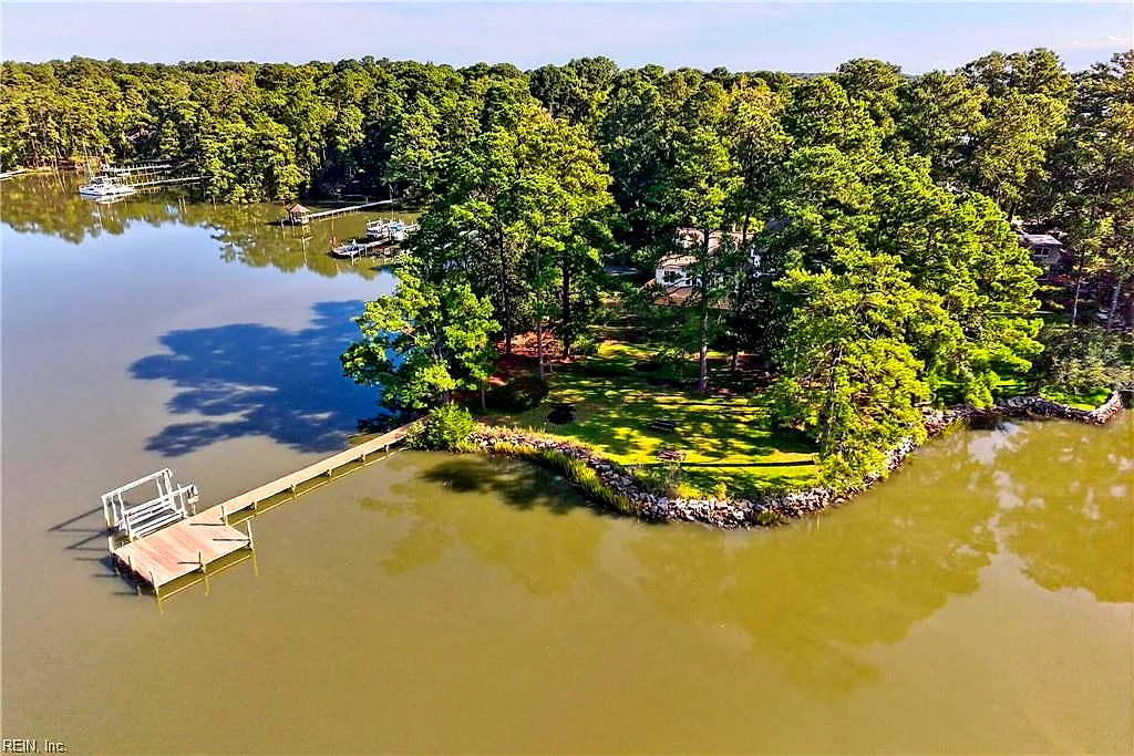502 Piney Point RD, YORKTOWN VA 23692
