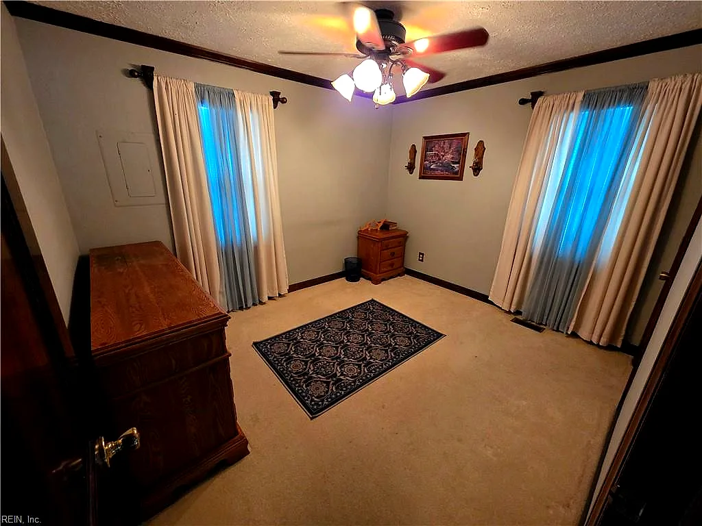 35 Laurel Dr, Hampton — photo