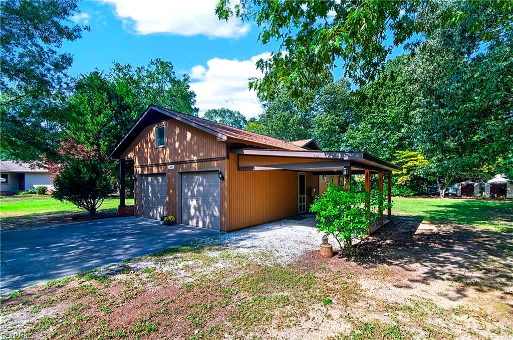 1673 Pine Tree Dr, Gloucester Point — photo