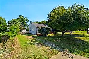 32 Claremont Ave, Hampton — photo
