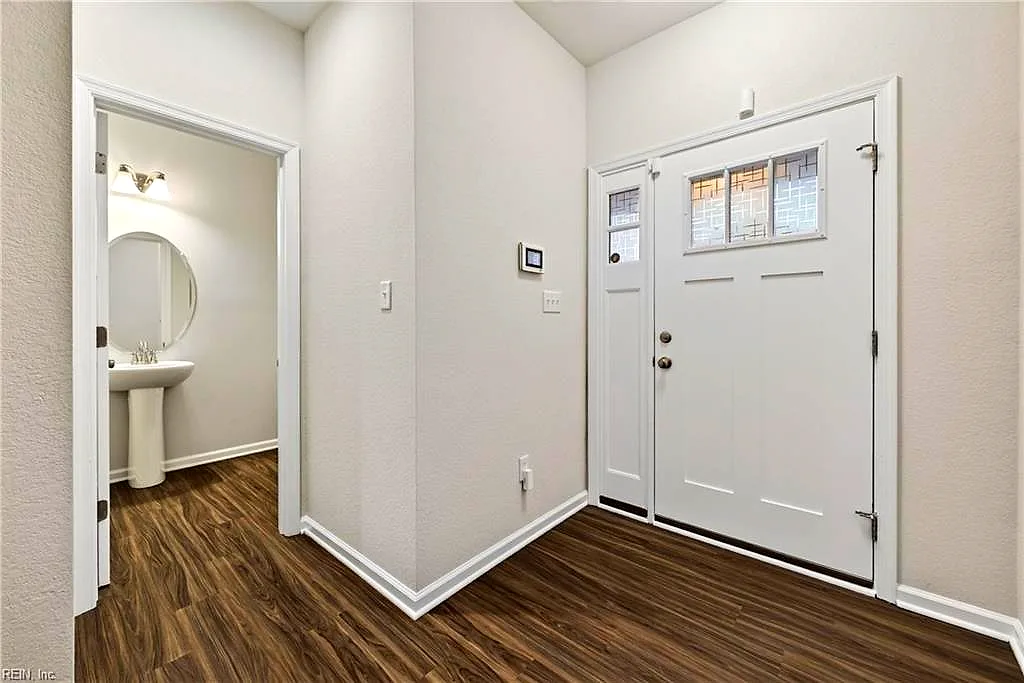136 Meridian Pl, Suffolk — photo