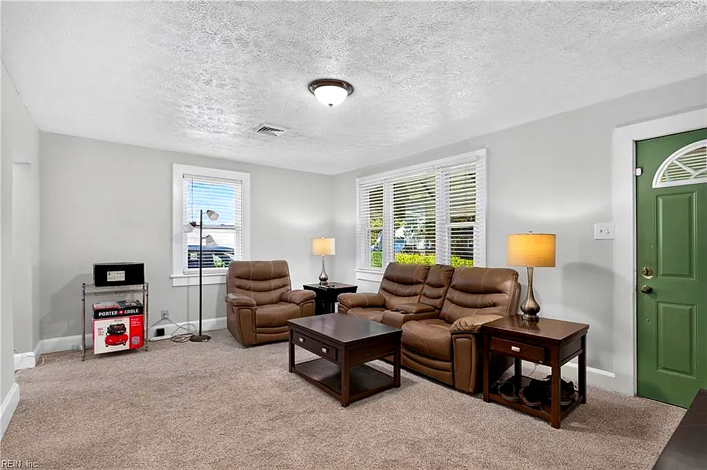 946 Douglas Ave, Portsmouth — photo