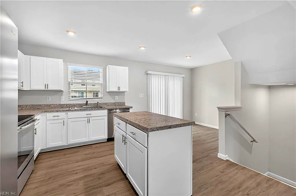 2027 Petersen Way, Suffolk — photo