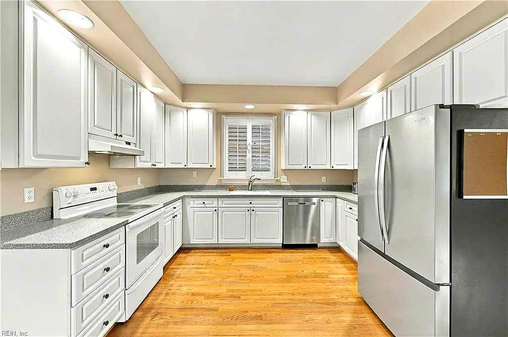 1342 Stockley Gdns, Norfolk — photo