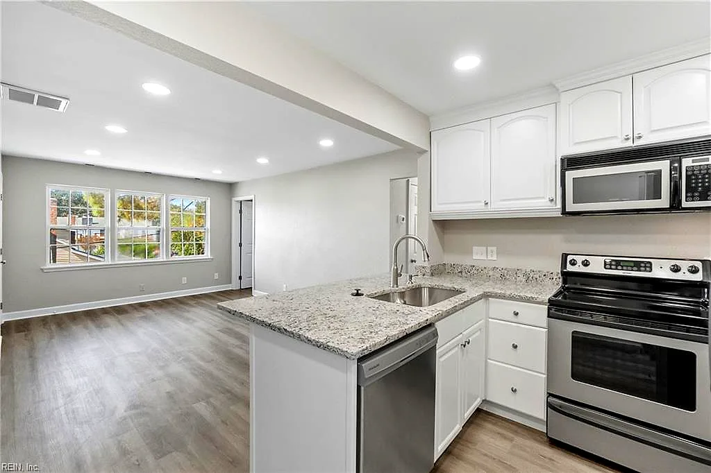 1228 W Ocean View Ave #M, Norfolk — photo