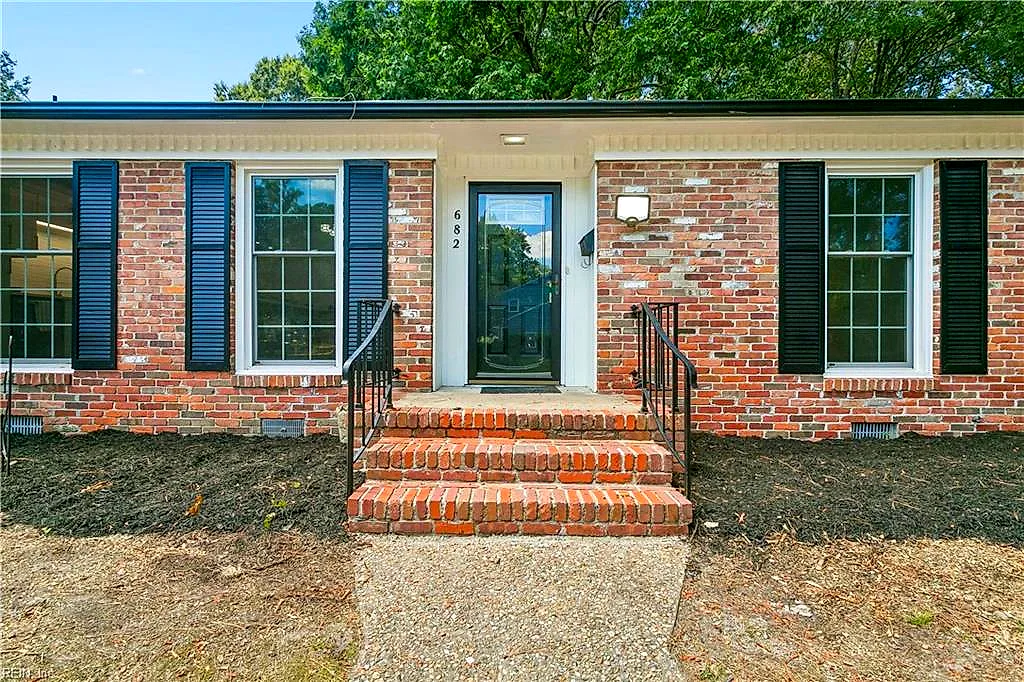 682 Village Green Pw, Newport News — photo