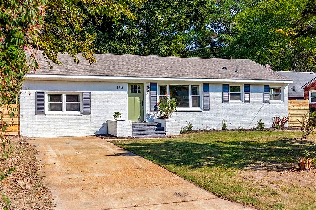 123 Prince James Dr, Hampton — photo