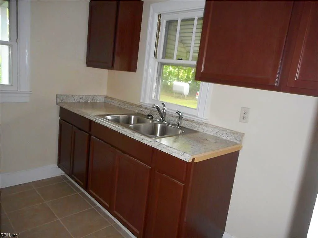 21 Bernard Ave, Hampton — photo