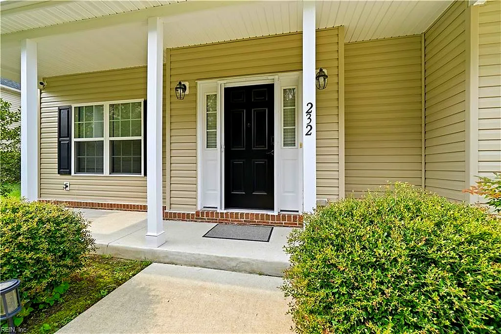232 Wellington Cir, Smithfield — photo