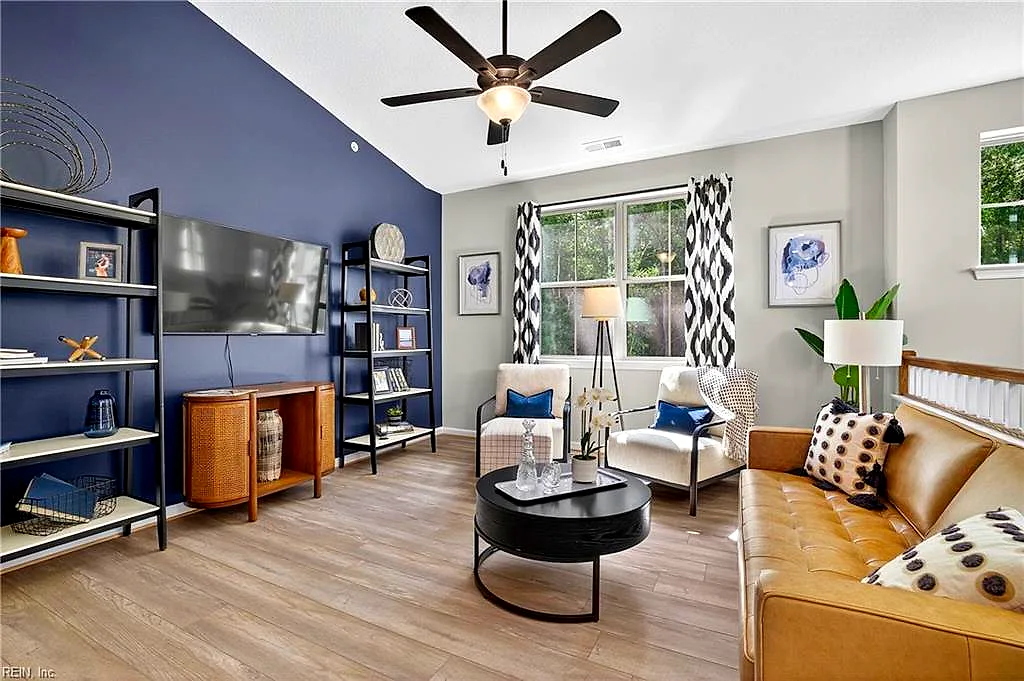 Mm Essex @ Villages At Bartlett Station, Carrollton — photo