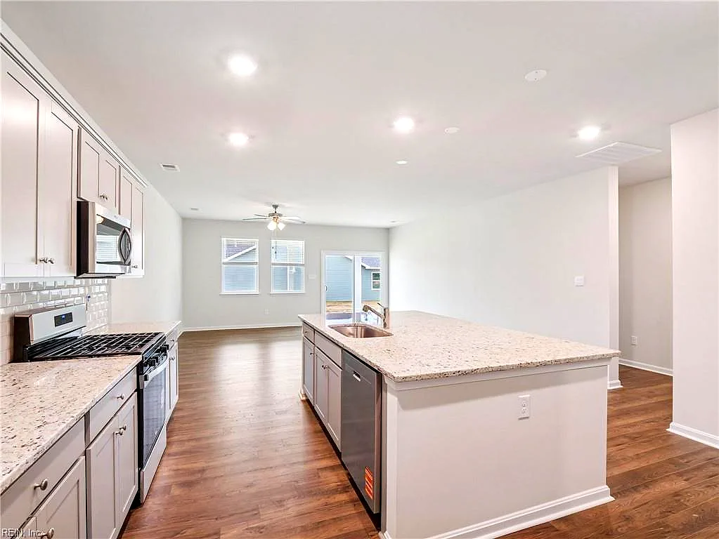 5118 Duxbury Rd, Suffolk — photo