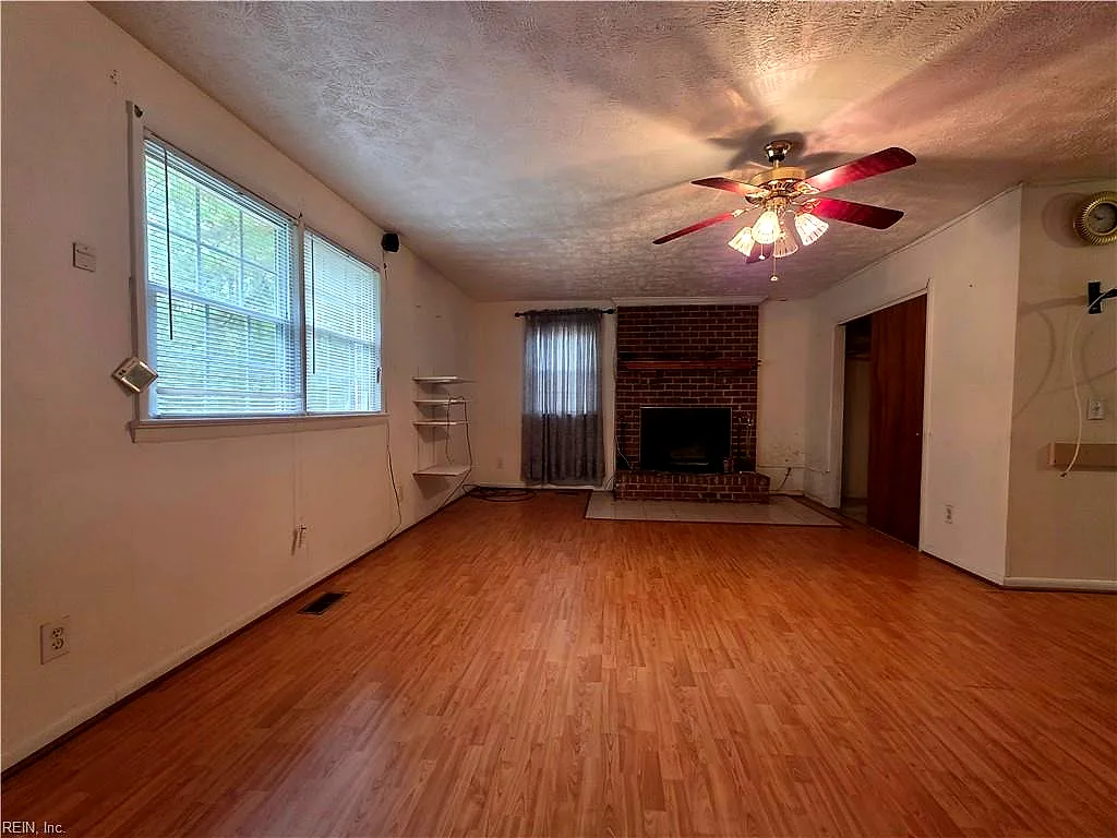 101 Giles Ln, Yorktown — photo