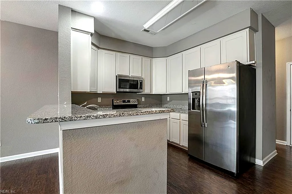211 Fountain Way, Hampton — photo