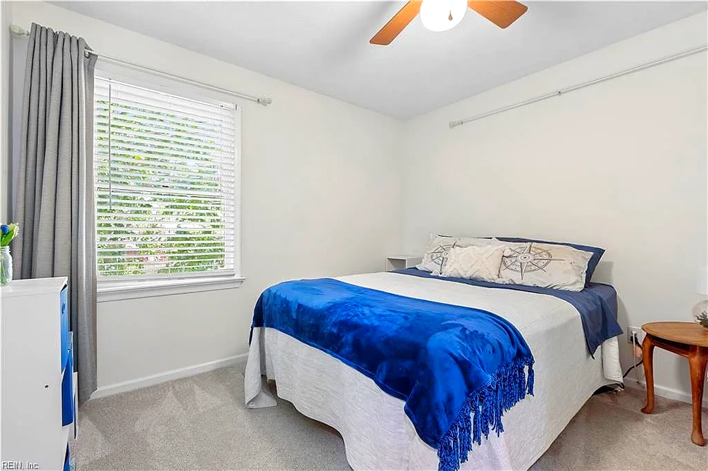 13 Phyllis Ln, Hampton — photo