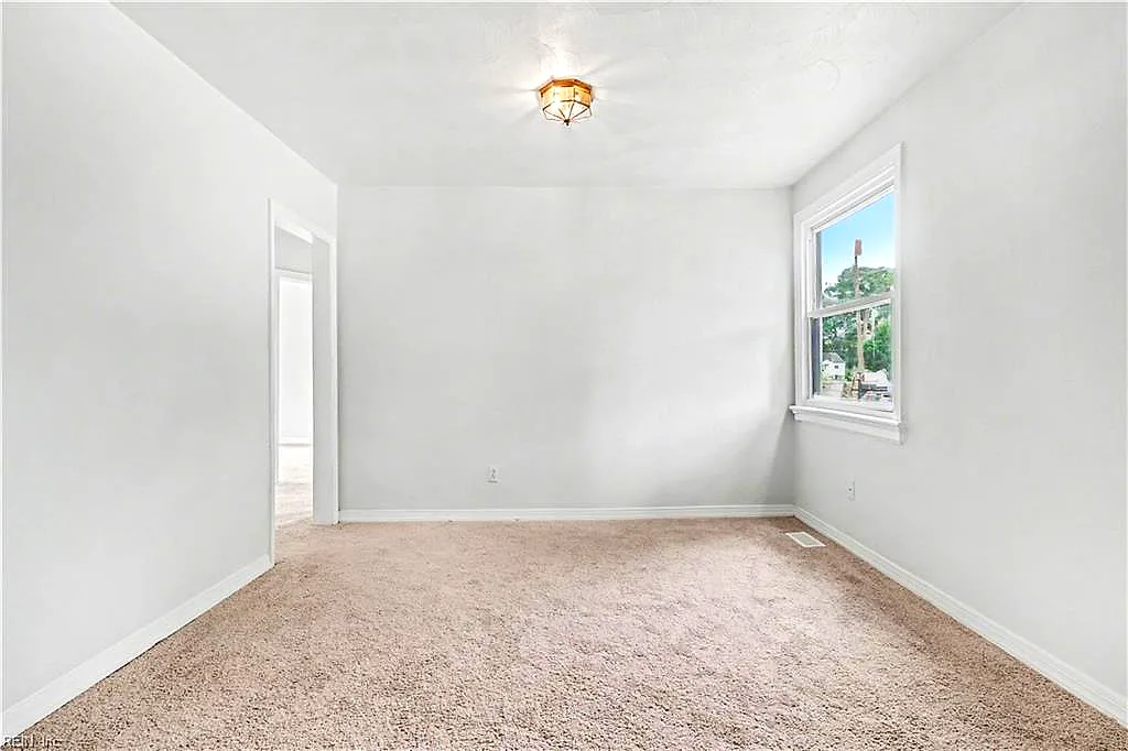 76 Cavalier Rd, Hampton — photo