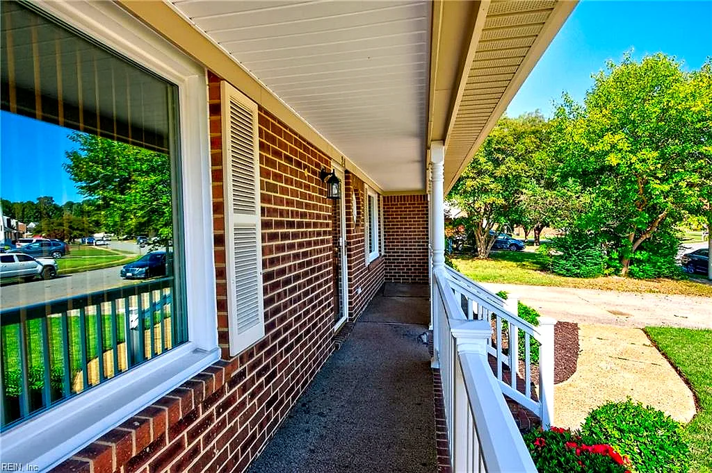 24 Phyllis Ln, Hampton — photo
