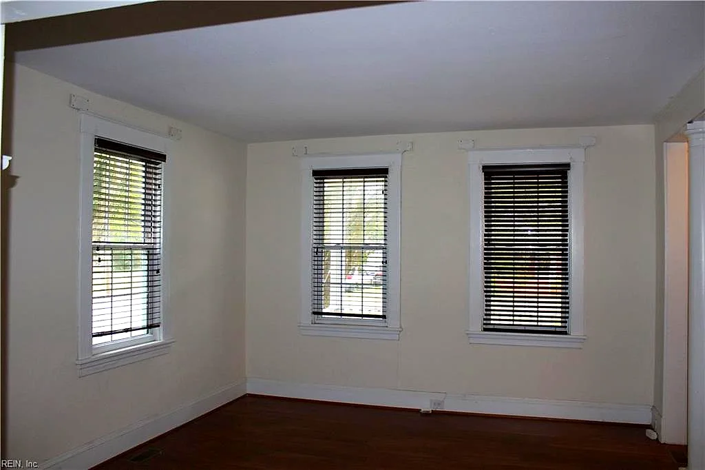 35 Taylor Ave, Hampton — photo
