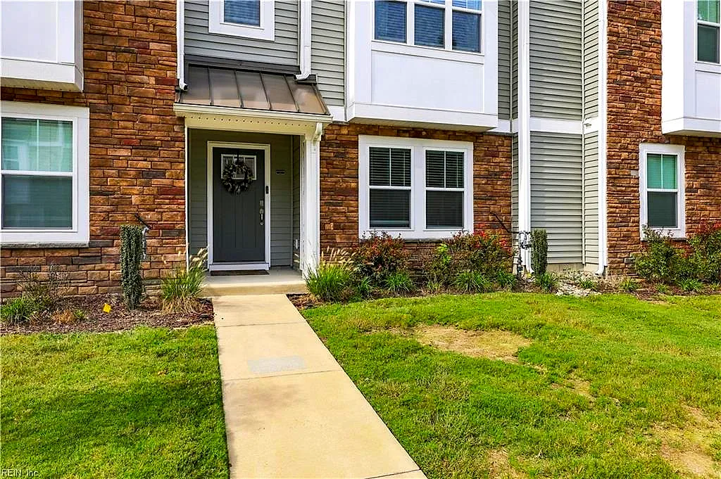 2022 Laycock Ln #101, Suffolk — photo