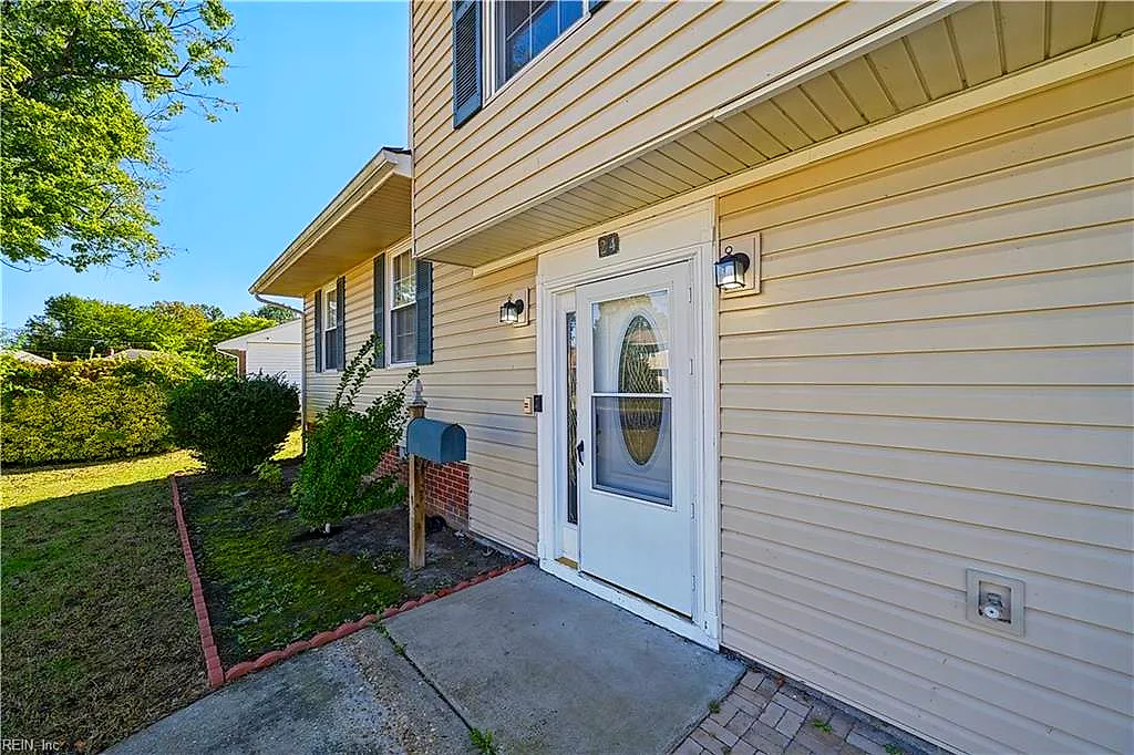 24 Diggs Dr, Hampton — photo