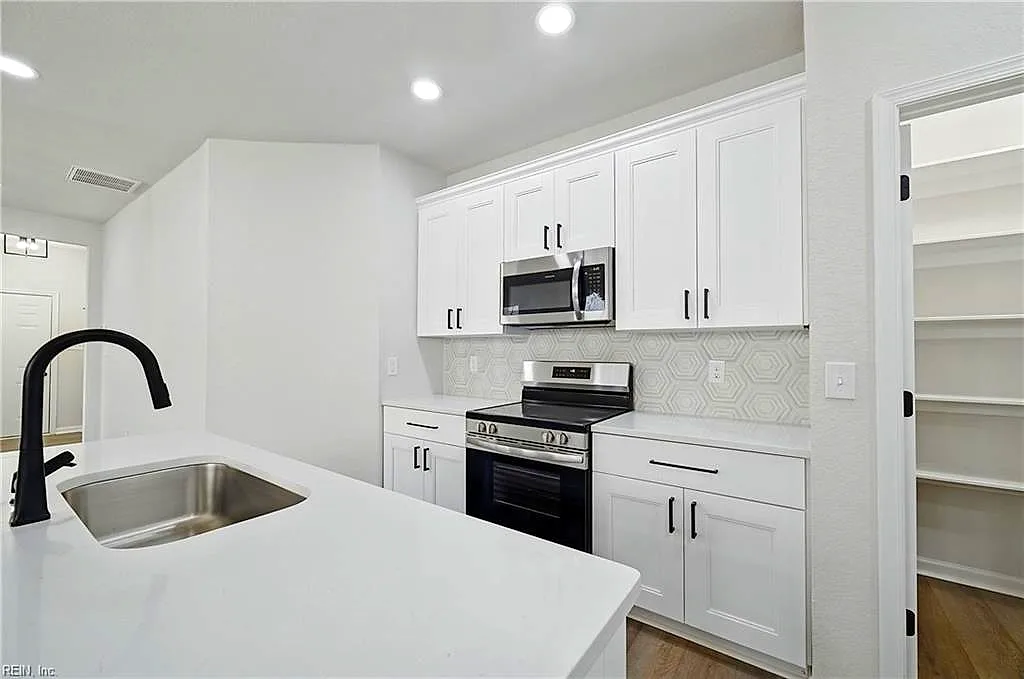 7163 Pattersons View Ln, Hayes — photo