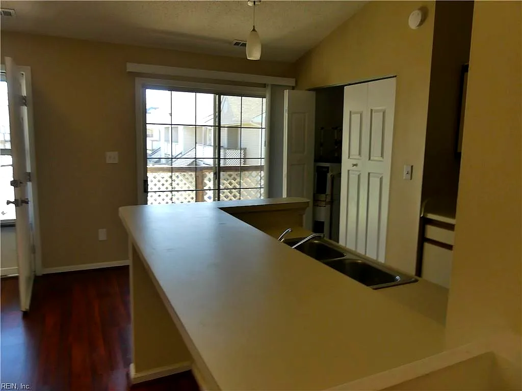 28 Lyford Ky #B, Hampton — photo