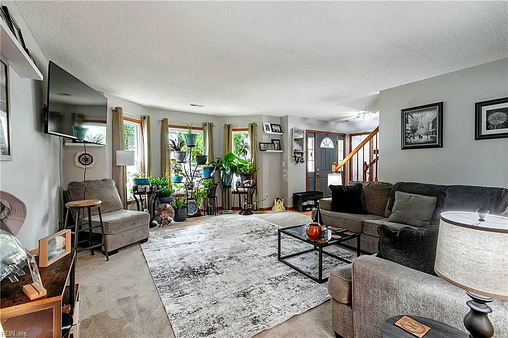 4 Paquette Ct, Hampton — photo