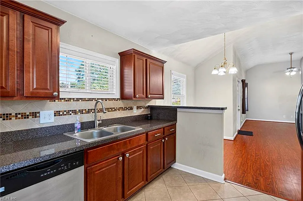 1709 Skyline Dr, Norfolk — photo